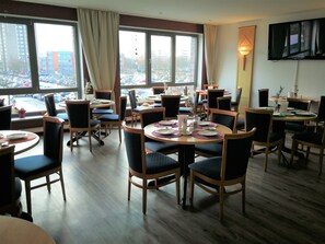 Daily buffet breakfast (EUR 10 per person) - Hotel NearBy (Laatzen)