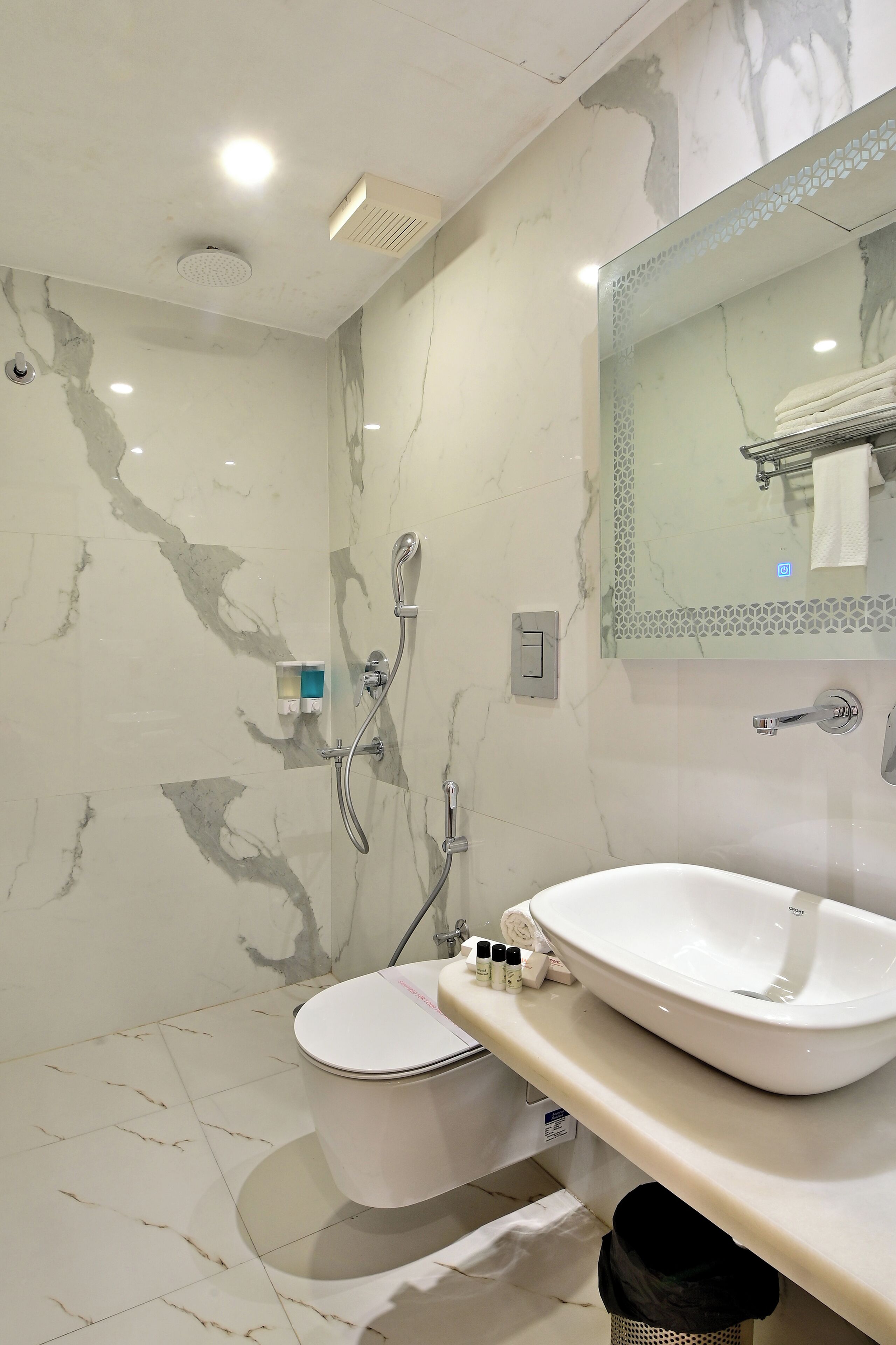 Shower, rainfall showerhead, free toiletries, towels