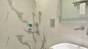 Douche, douche à « effet pluie », articles de toilette gratuits