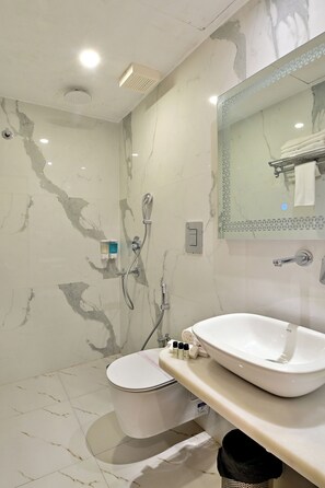 Douche, douche à « effet pluie », articles de toilette gratuits