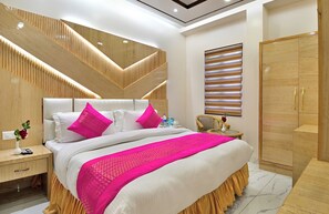 Executive Room | Premium bedding, minibar, desk, laptop workspace