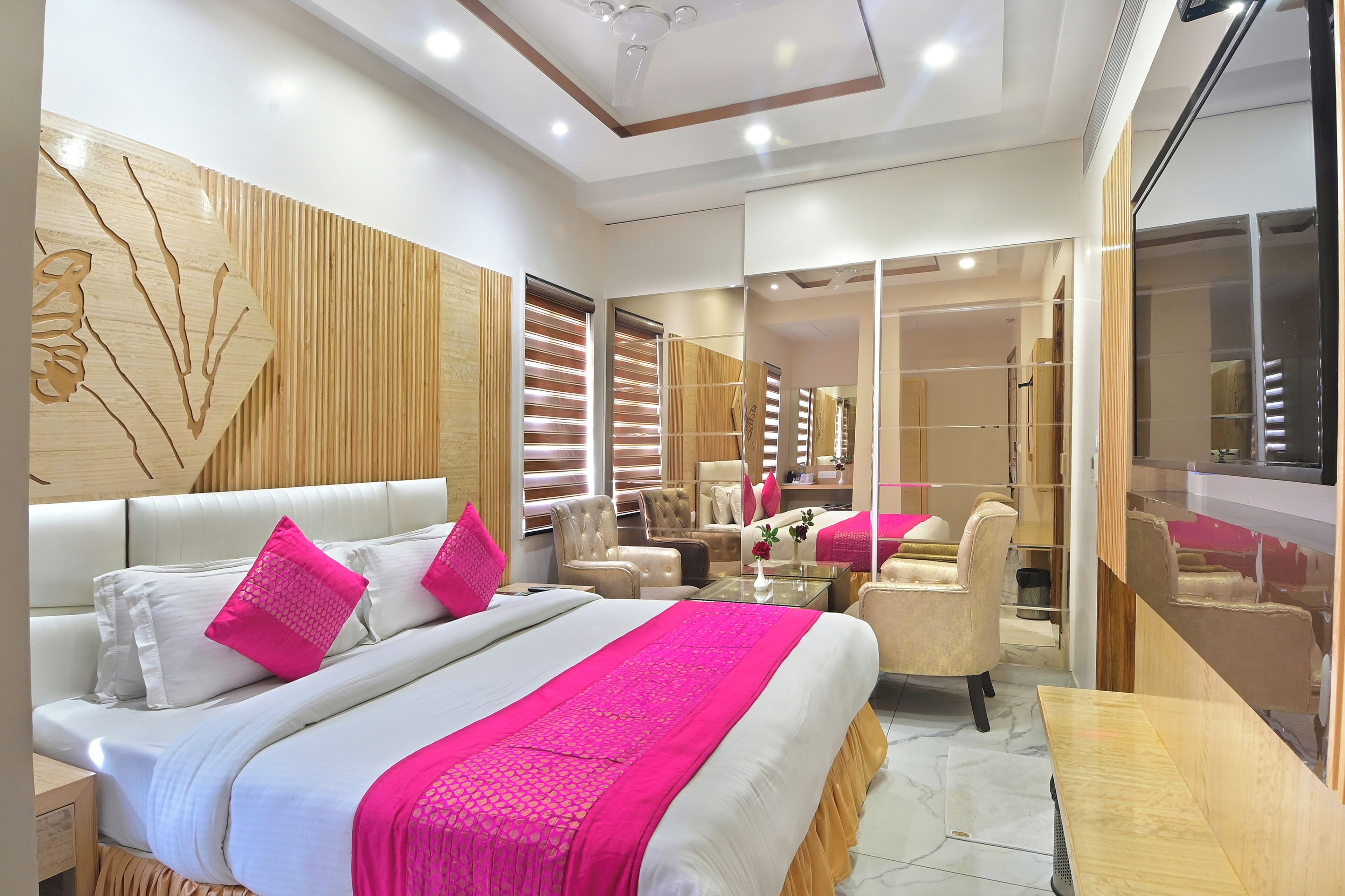 Un dormitorio moderno con una cama grande, un tocador y un vestidor.