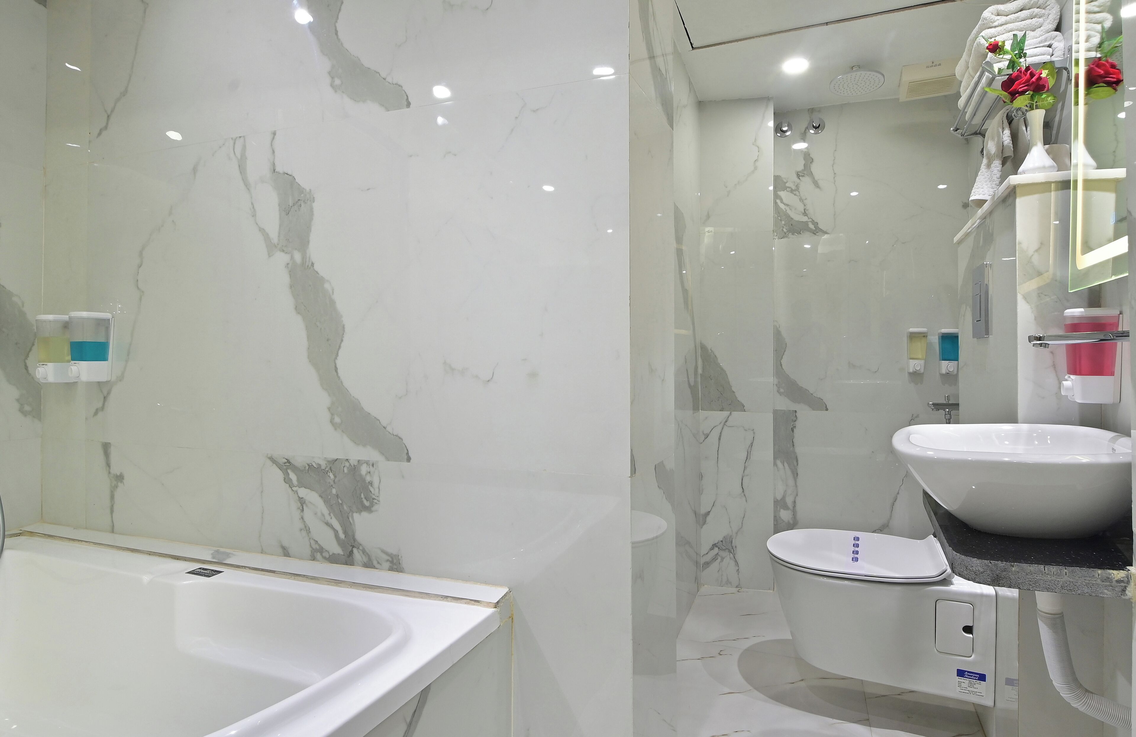Un baño con bañera, inodoro y lavamanos.