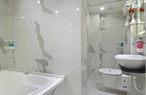 Une salle de bain avec une baignoire, des toilettes et un lavabo.