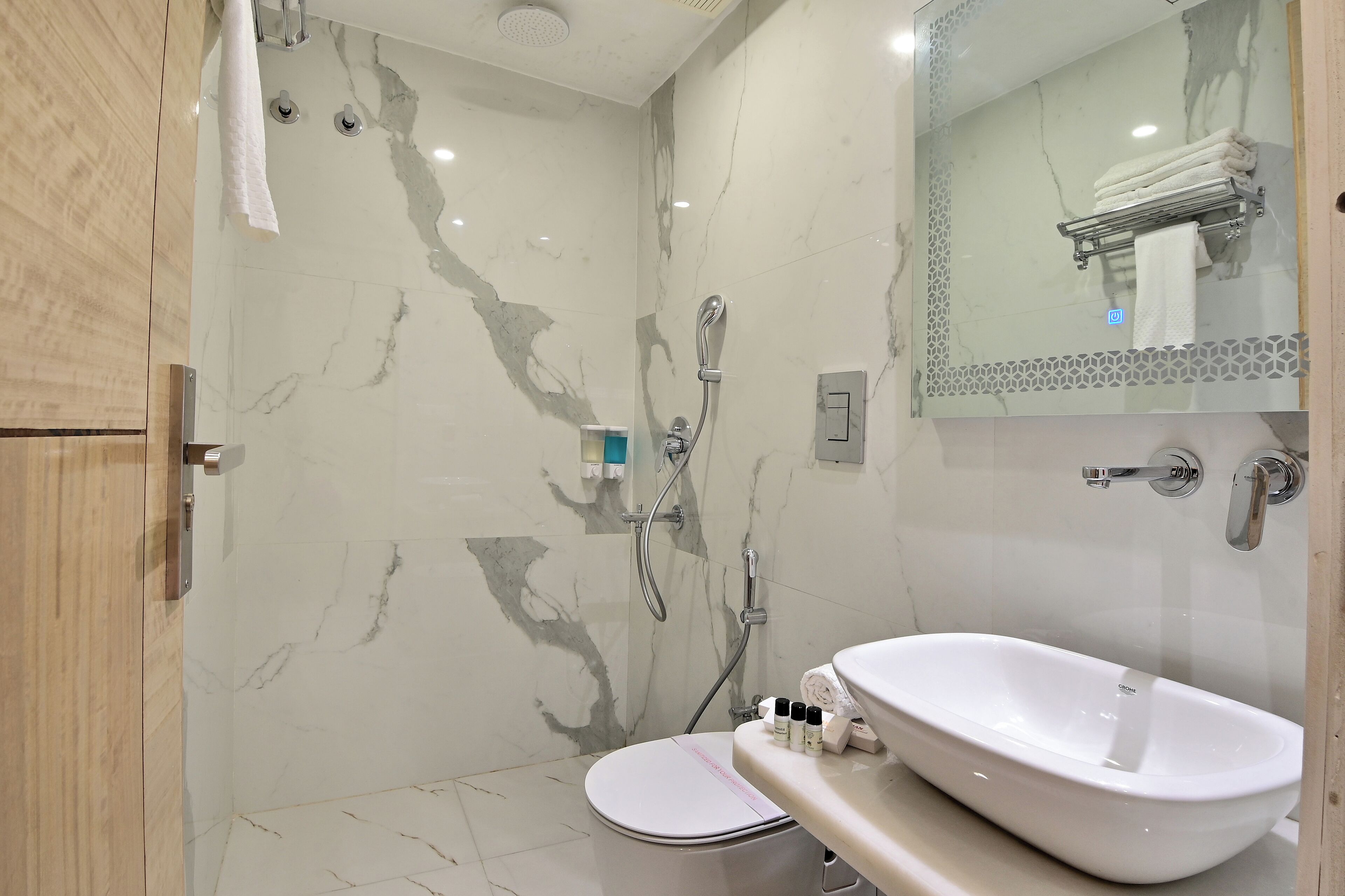 Shower, rainfall showerhead, free toiletries, towels