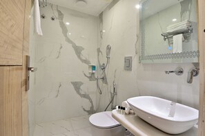 Shower, rainfall showerhead, free toiletries, towels