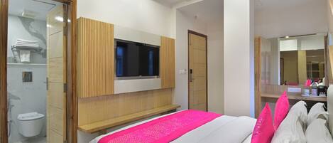 Deluxe-huone | Ylelliset vuodevaatteet, minibaari, työpöytä