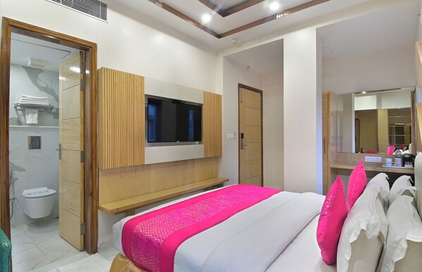 Deluxe Room | Premium bedding, minibar, desk, laptop workspace