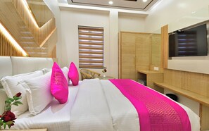 Un dormitorio moderno con cama, televisor, muebles de madera y ventana con persianas.