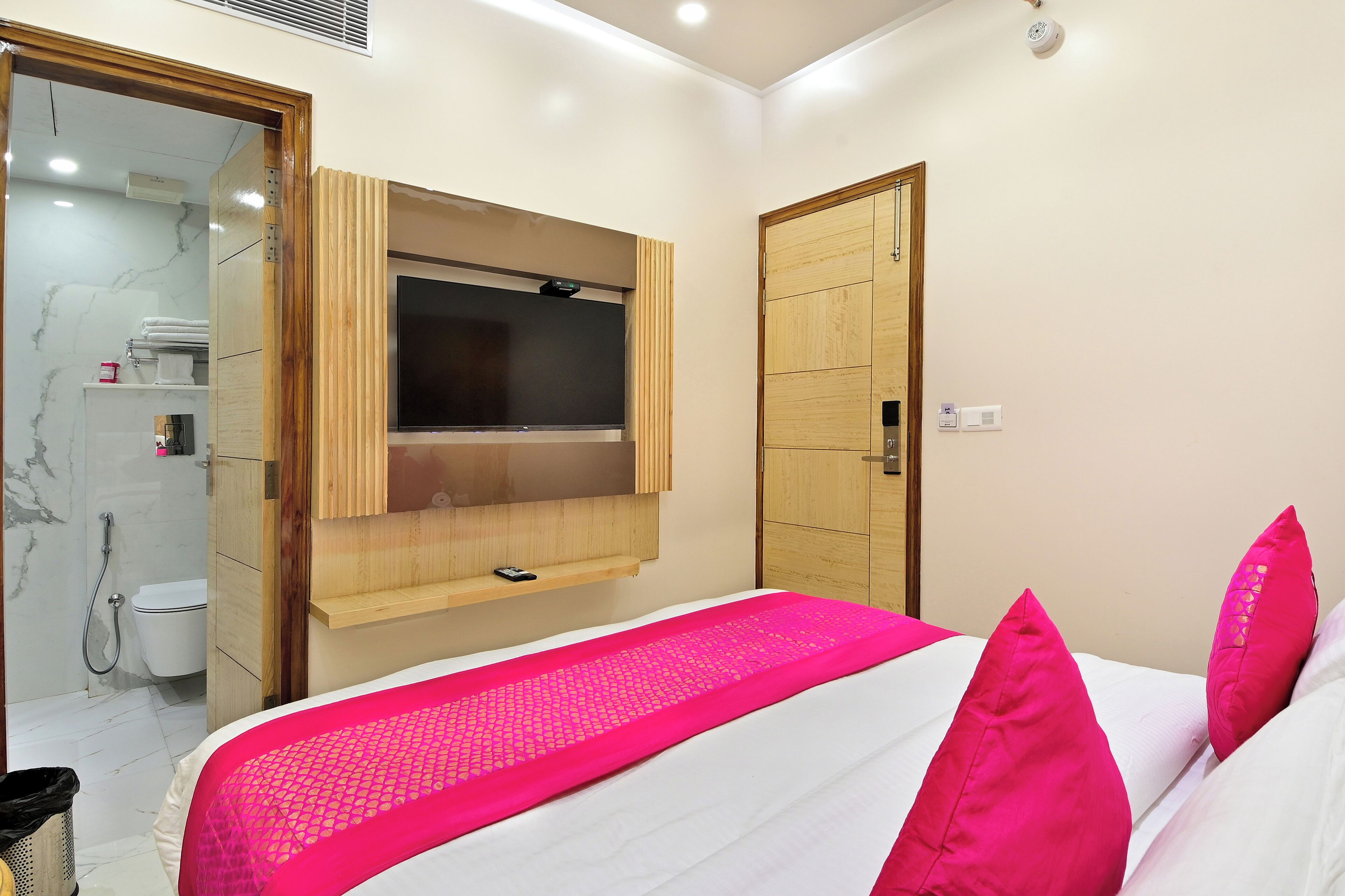 Deluxe Room | Premium bedding, minibar, desk, laptop workspace