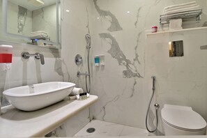 Shower, rainfall showerhead, free toiletries, towels