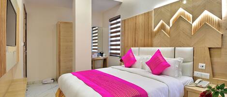 Executive Room | Premium bedding, minibar, desk, laptop workspace