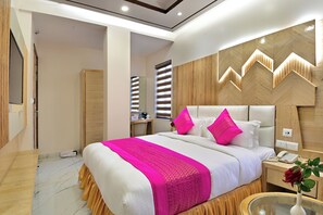 Executive Room | Premium bedding, minibar, desk, laptop workspace