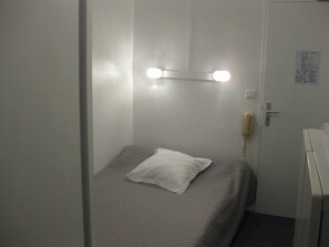 Desk, free cots/infant beds, free WiFi