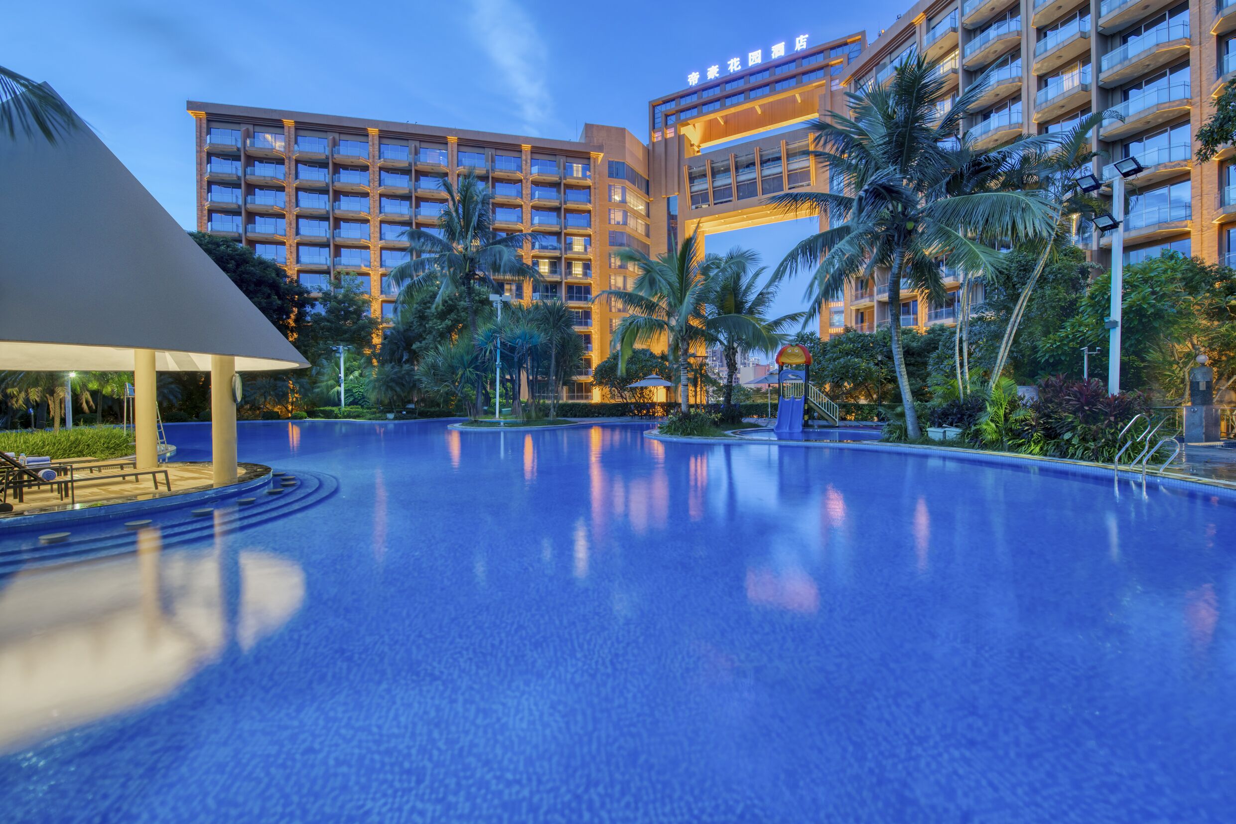 Piscina externa, espreguiçadeiras