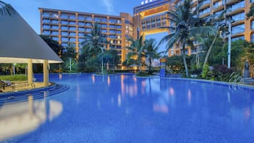 Piscine extérieure, chaises longues