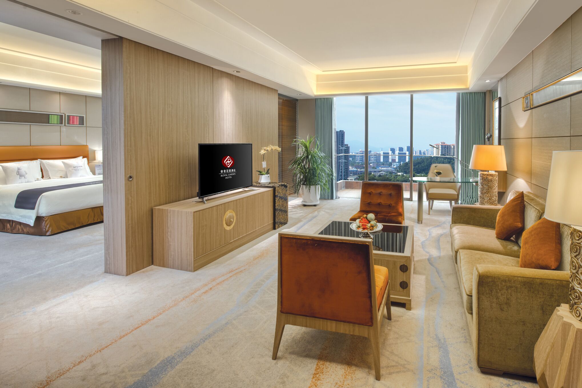 Une chambre d’hôtel moderne dotée d’un grand lit, d’une télévision, d’un coin repas et offrant une vue sur le paysage urbain.