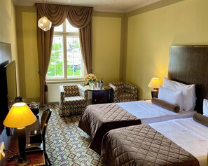 Tomannsrom – deluxe | Minibar, safe på rommet, skrivebord og lydisolert