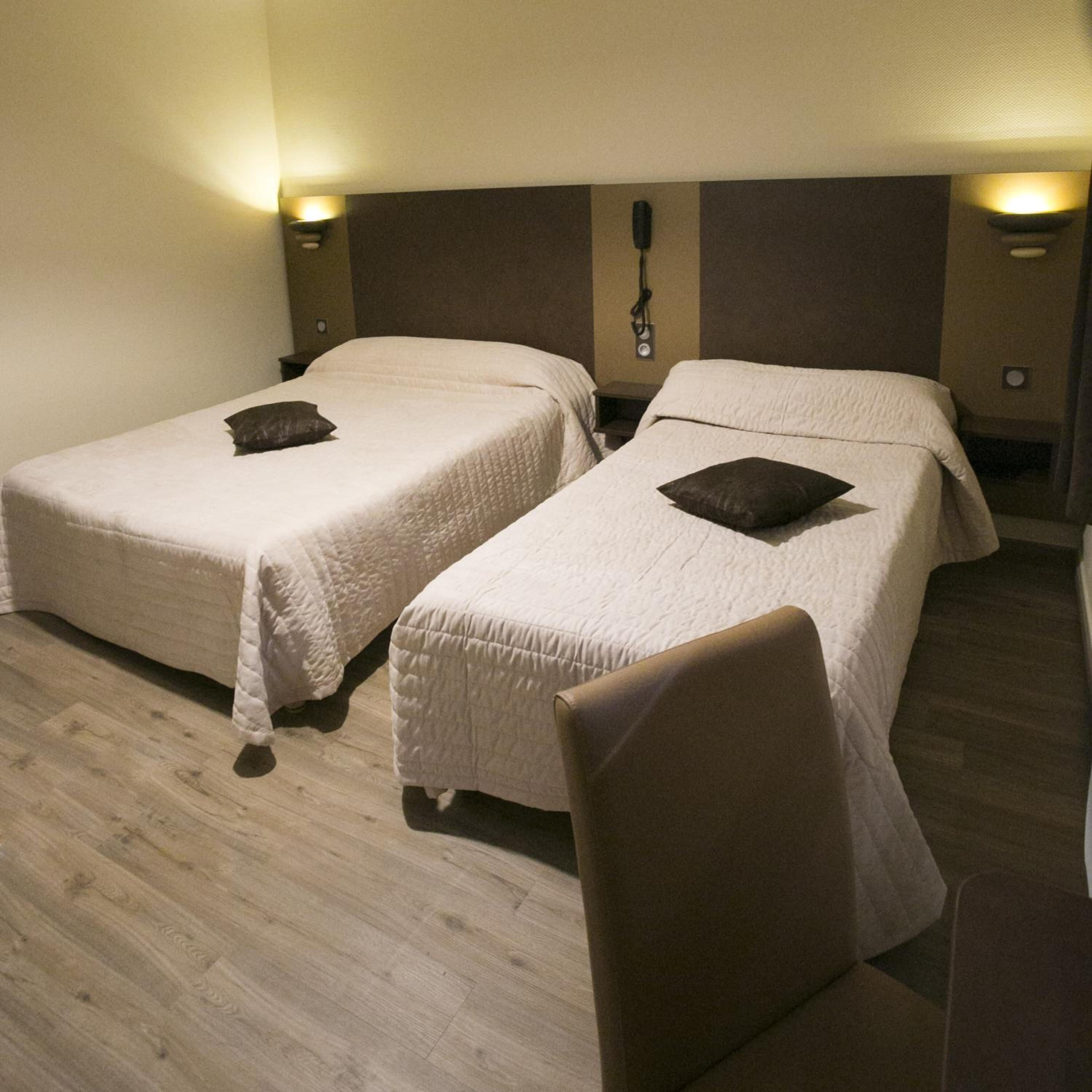 desk, free cots/infant beds, free wifi, bed sheets