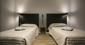 Standard Twin Room | Desk, free cribs/infant beds, free WiFi, bed sheets - Hôtel et Restaurant du Col Osquich (Musculdy)