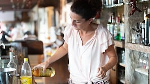 A person pouring a liquid into a glass. - Hôtel et Restaurant du Col Osquich (Musculdy)