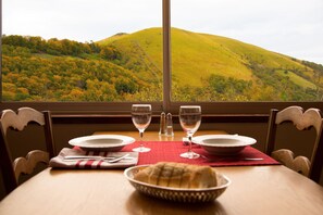 S'hi serveixen plats de cuina local 