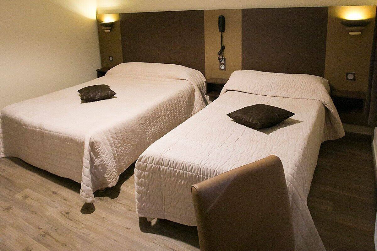 triple room | desk, free cots/infant beds, free wifi, bed sheets