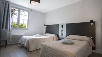 Chambre Standard avec lits jumeaux | Bureau, lits bébé (gratuits), Wi-Fi gratuit, draps fournis