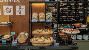 A breakfast buffet with various food items and labels indicating dietary options. - Athos Bulcão Hplus Executive (Brasília)