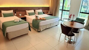 Quarto Triplo Standard | Minibar, in-room safe, desk, laptop workspace - Athos Bulcão Hplus Executive (Brasília)