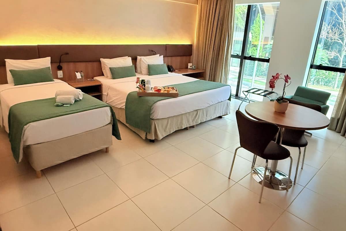 Minibar, caja de seguridad en la habitación y escritorio