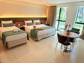 Quarto Triplo Standard | Minibar, in-room safe, desk, laptop workspace - Athos Bulcão Hplus Executive (Brasília)