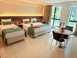 Quarto Triplo Standard | Minibar, in-room safe, desk, laptop workspace