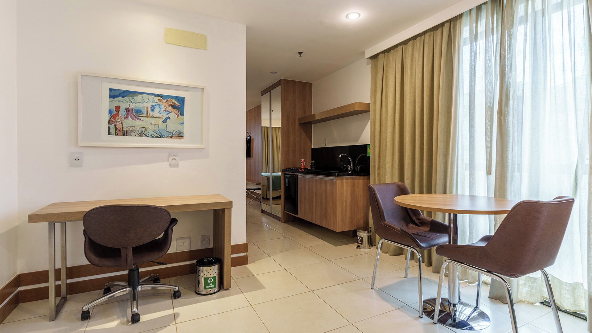 Quarto Duplo Standard Acessivel | Minibar, in-room safe, desk, laptop workspace