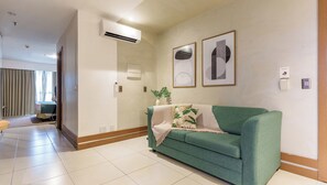 Suite Luxo | Minibar, in-room safe, desk, laptop workspace - Athos Bulcão Hplus Executive (Brasília)