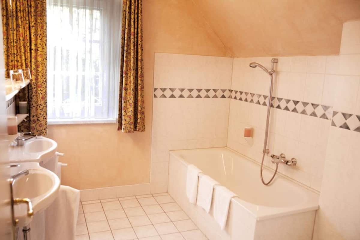 shower, free toiletries, hair dryer, towels