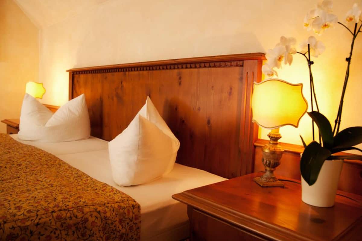 classic double room | living area | 80-cm flat-screen tv with satellite channels, tv