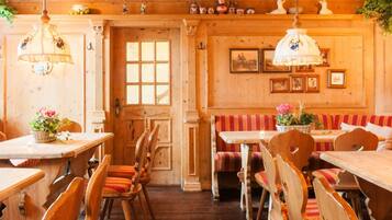 Se sirven desayunos, comidas y cocina regional con vista al jardín