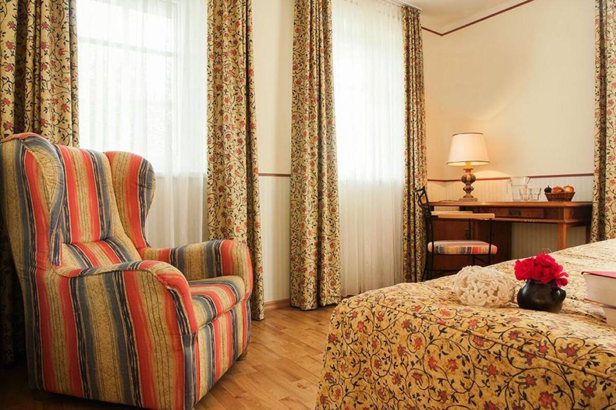 Classic Double Room | Meja, langsir/tirai gelap terus, seterika/papan seterika 