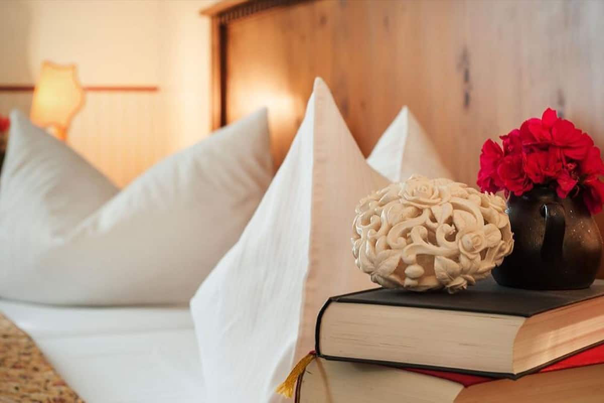 Individuell eingerichtet, Schreibtisch, Verdunkelungsvorhänge