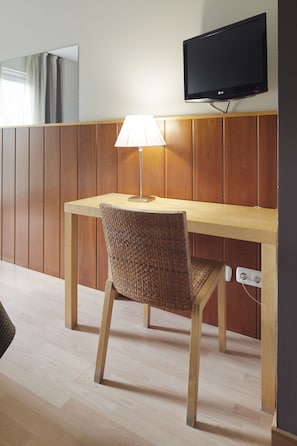 In-room safe, desk, laptop workspace, soundproofing