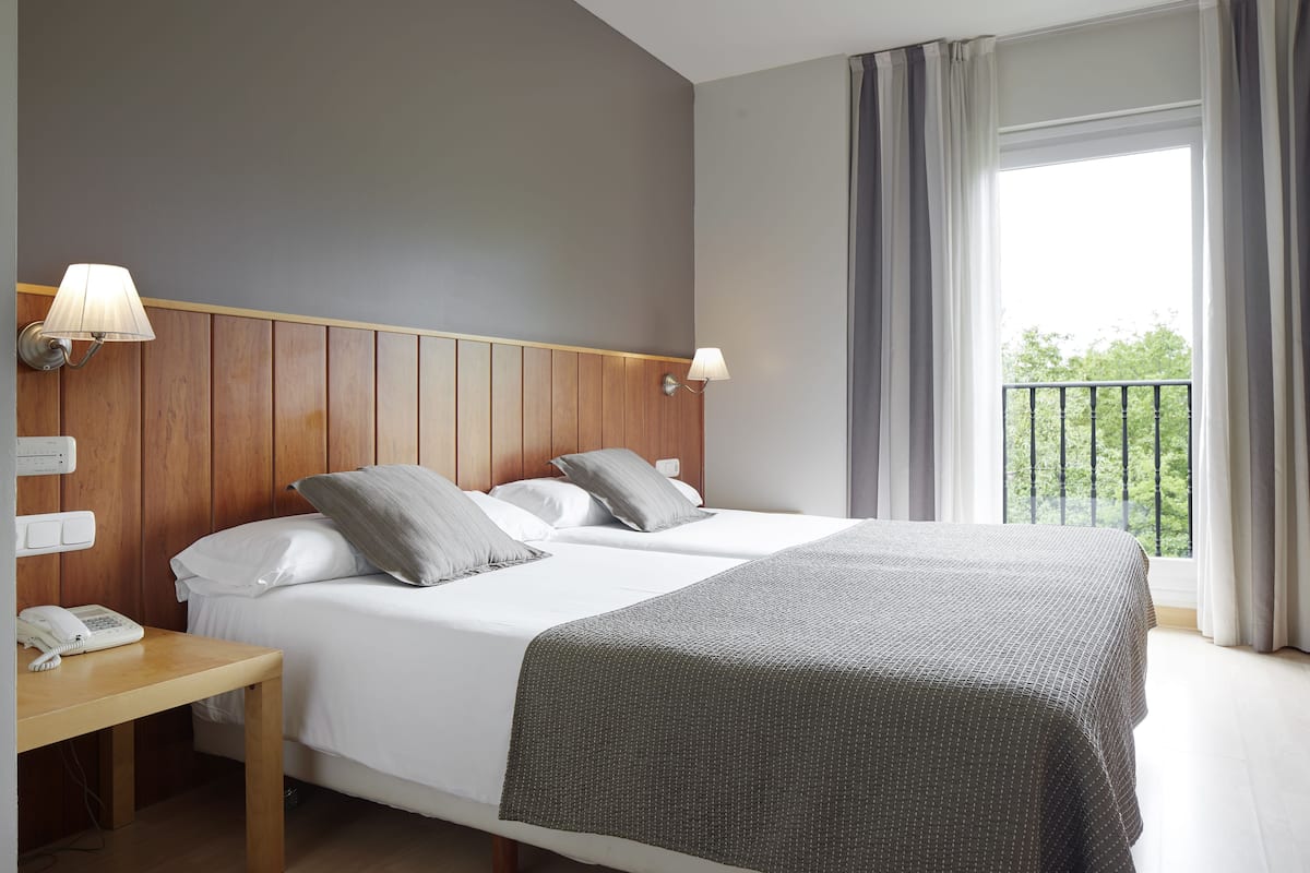 In-room safe, desk, laptop workspace, soundproofing