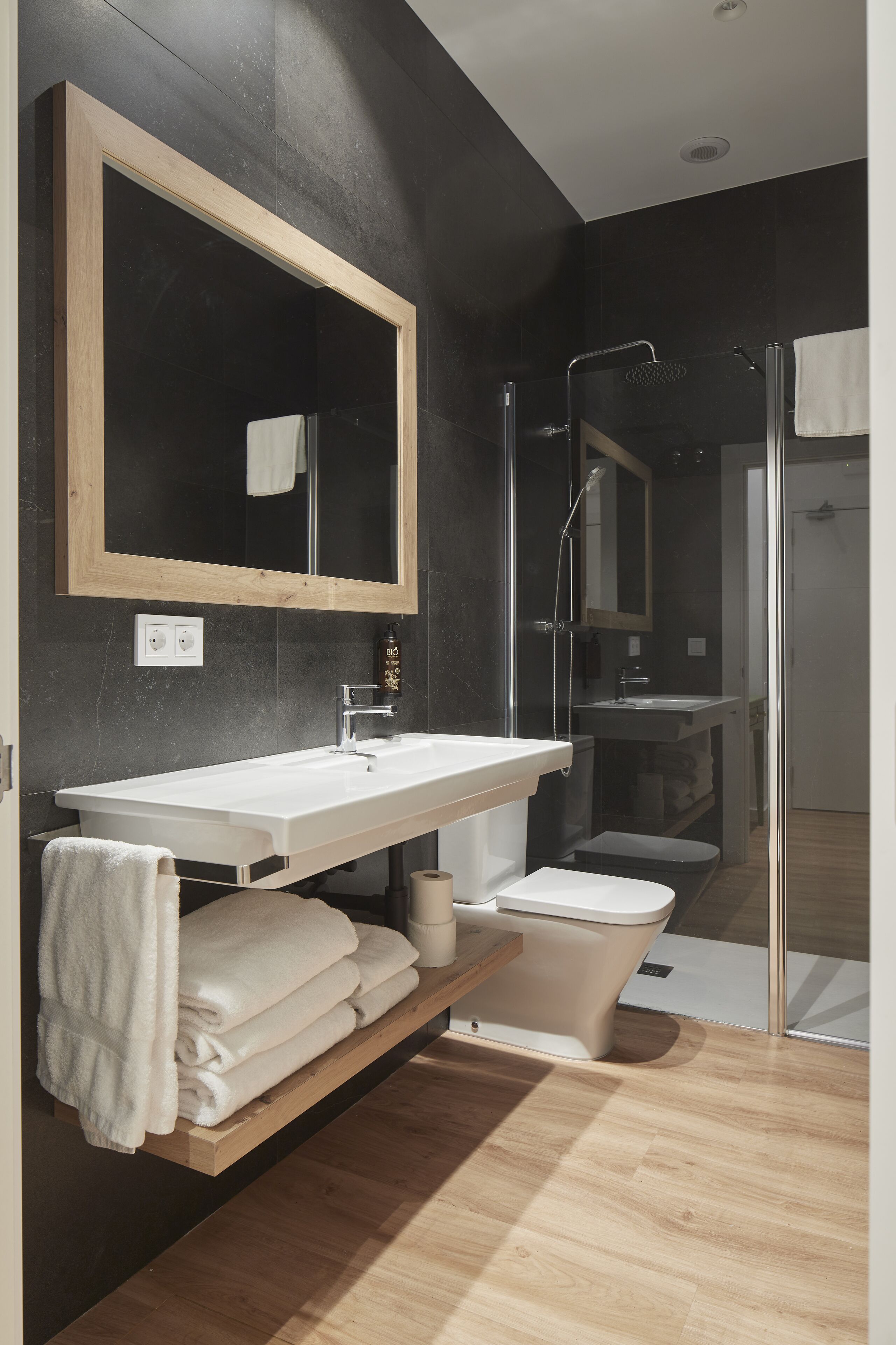 family studio suite, 1 bedroom | bathroom | shower, hair dryer, towels