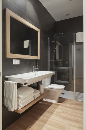 Family Studio Suite, 1 Bedroom | Bathroom | Shower, hair dryer, towels - Hotel Iriguibel (Huarte)