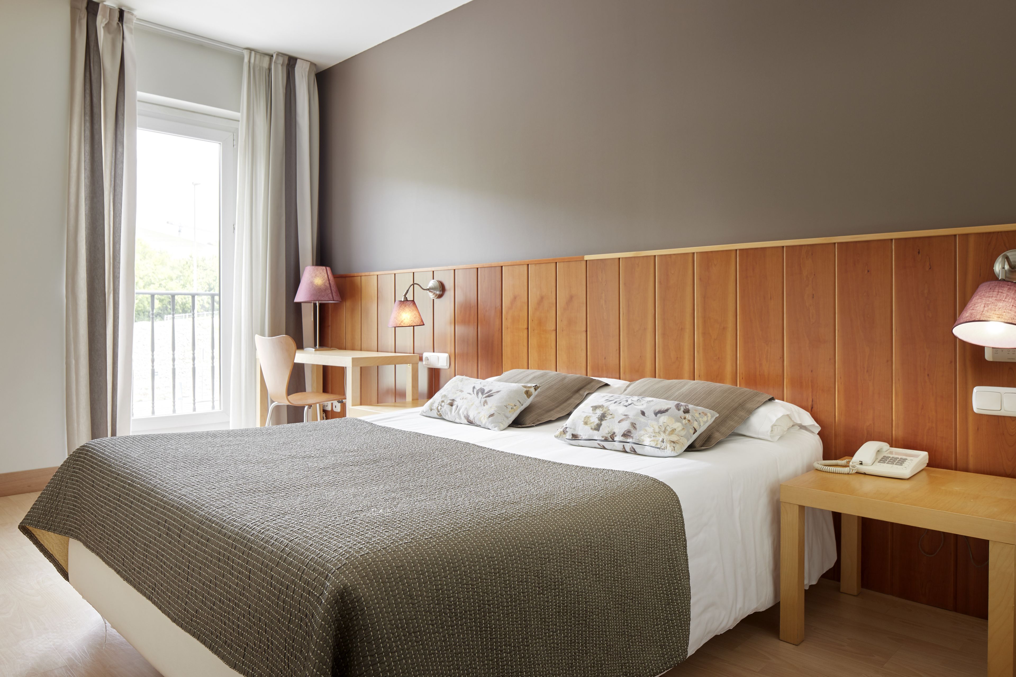 in-room safe, desk, laptop workspace, soundproofing