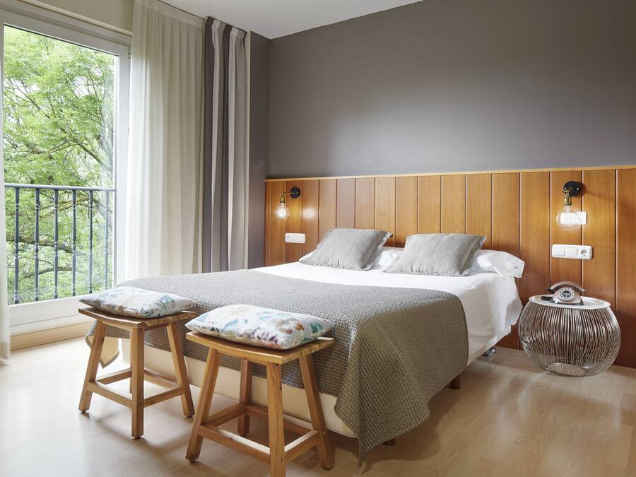 Tweepersoonskamer, uitzicht op rivier | Een kluis op de kamer, een bureau, een laptopwerkplek