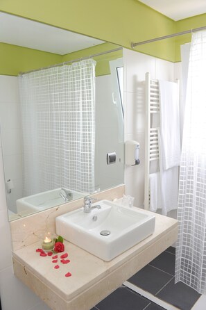 Shower, free toiletries, hair dryer, bathrobes - Quinta Cova do Milho (Santa Cruz)