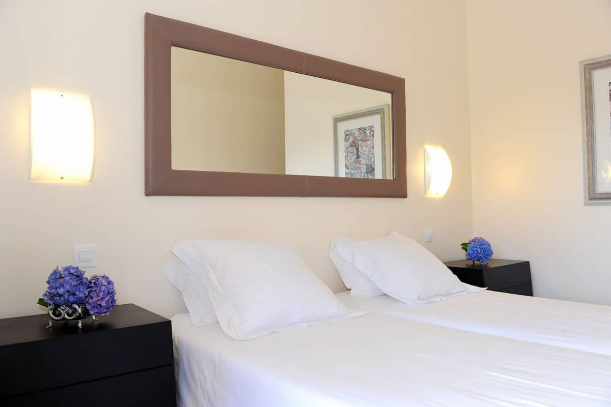 Desk, soundproofing, rollaway beds, free WiFi