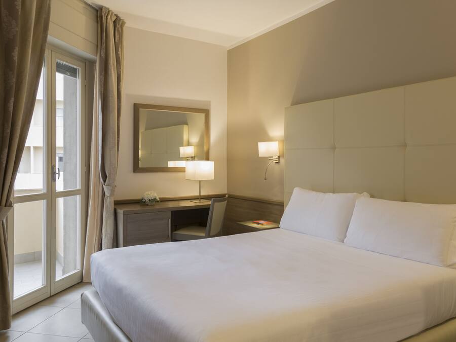 Minibar, Zimmersafe, Schreibtisch, Verdunkelungsvorhänge