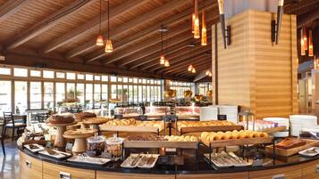 2 restaurants; breakfast, lunch and dinner served